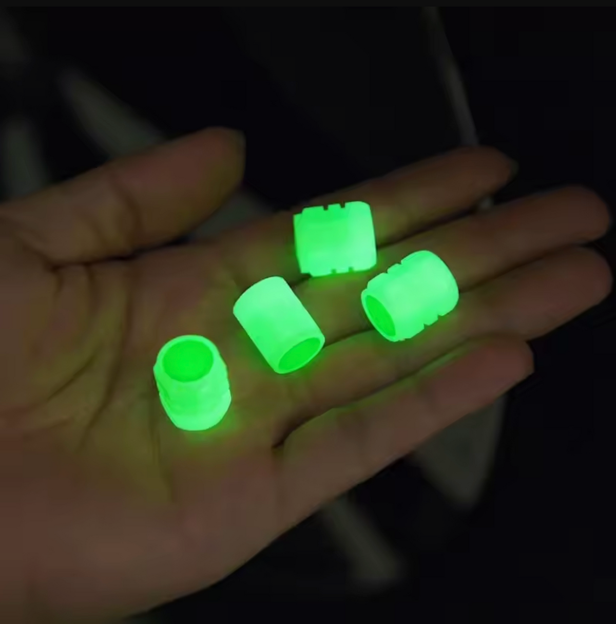 Cappucci Valvola Luminosi con Logo Auto (Set da 4 Pezzi - Compatibilità Universale)